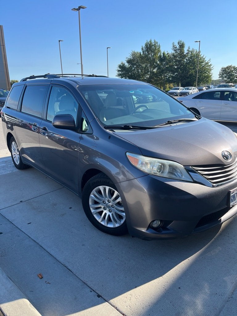 2014 Toyota Sienna XLE 8 Passenger