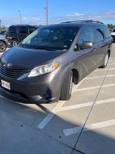 2014 Toyota Sienna XLE 8 Passenger