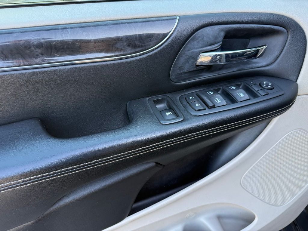 2016 Chrysler Town & Country Touring