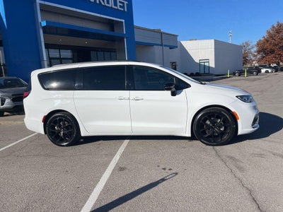 2025 Chrysler PACIFICA Base