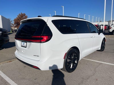 2025 Chrysler PACIFICA Base