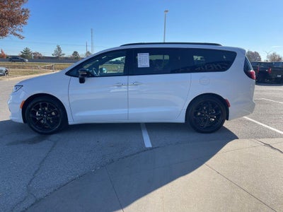 2025 Chrysler PACIFICA Base
