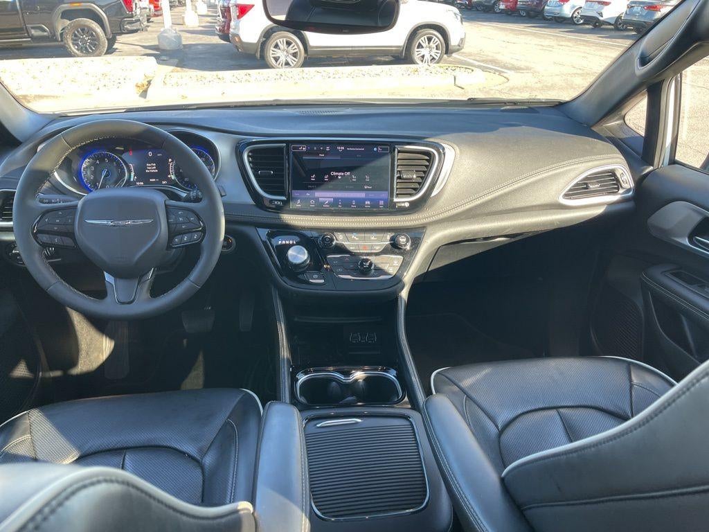 2025 Chrysler PACIFICA Base