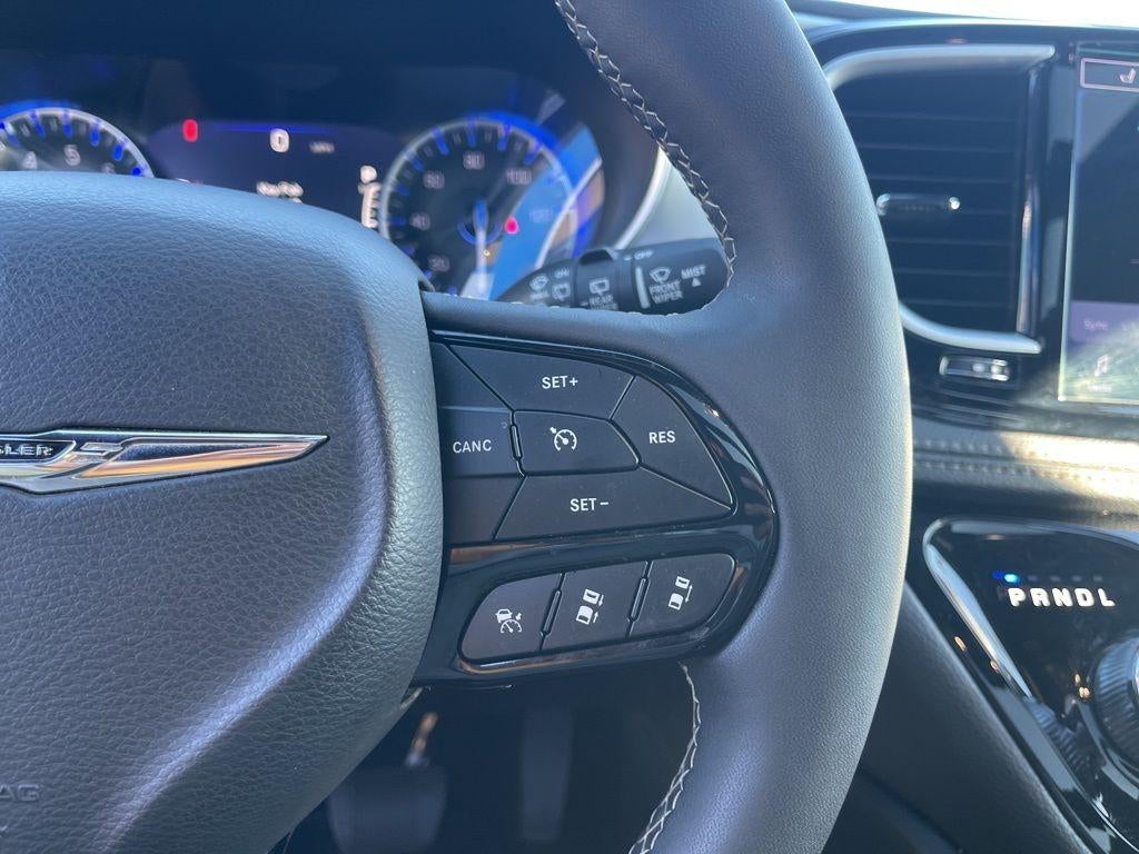 2025 Chrysler PACIFICA Base