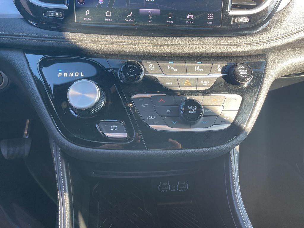 2025 Chrysler PACIFICA Base