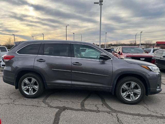 Used 2017 Toyota Highlander Limited with VIN 5TDDZRFHXHS357316 for sale in Kansas City