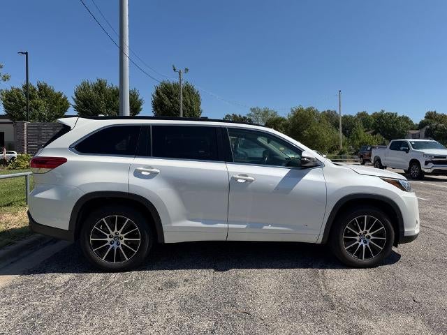 Used 2017 Toyota Highlander SE with VIN 5TDKZRFH6HS229677 for sale in Kansas City